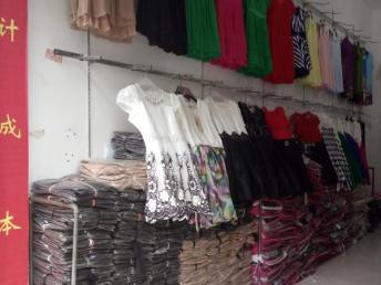 成都服裝、鞋帽、箱包跳樓貨低價批發指南 庫存尾貨助力擺攤開店